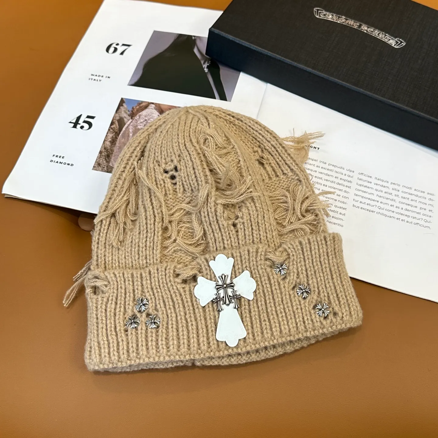 P60 🤍Chrome hearts new autumn and winter cross knitted hat🧶 One of the must-have hats in autumn and winter~ It really looks good on whoever wears it~, it is also a perfect match in black and white and gray in autumn~